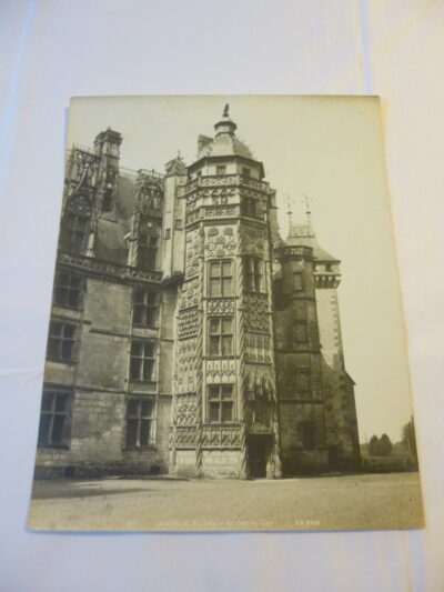 Château de Meillant, La tour du Lion, 237, grand tirage albuminé original de l’agence Neurdein à destination des collectionneurs, au dos tampon « Photographies artistiques L. Ollivier », fin XIXe