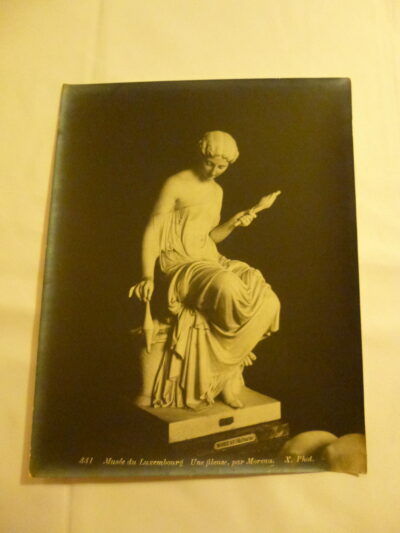Grand tirage gélatino-argentique au bromure d’argent, Une fileuse, par le sculpteur Mathurin Moreau, 331, Musée du Luxembourg, photographie de l’agence Neurdein, au dos deux tampons « Photographie d’art Jacques Vignon, Paris » et « Pierre Lafitte, Éditeur d’art », tout début XXe