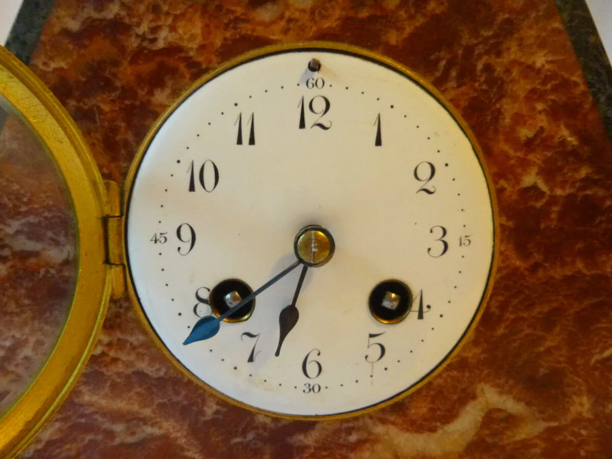 Splendide Horloge Art Déco en Marbre Rouge – Mouvement de Paris Révisé, pendule de type mouvement de Paris – Image 5