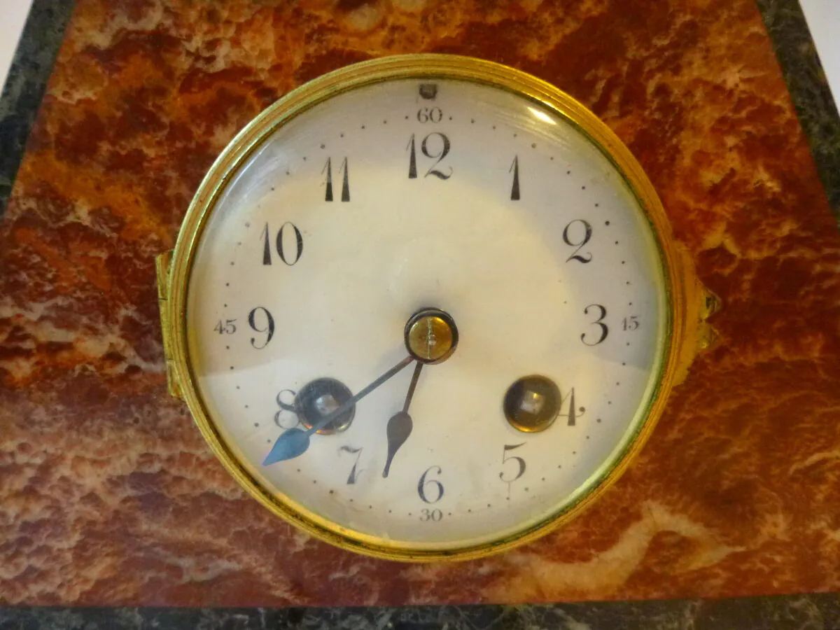 Splendide Horloge Art Déco en Marbre Rouge – Mouvement de Paris Révisé, pendule de type mouvement de Paris – Image 6