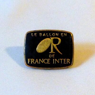 Badge de l’ancienne émission de l’ORTF (France Inter) du début des années 70 Le Ballon en Or, feuilleton radiophonique sur le rugby