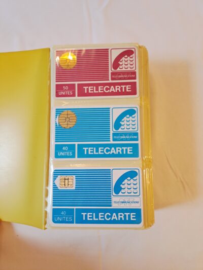 Album Collection Télécartes Anciennes (France & International) – Années 80/90 – dont premiers modèles dits « Pyjama » à bandes horizontales (PTT et France Télécom) de 40, 50 et 120 unités, incluant les premières générations de puces rondes (type C6)