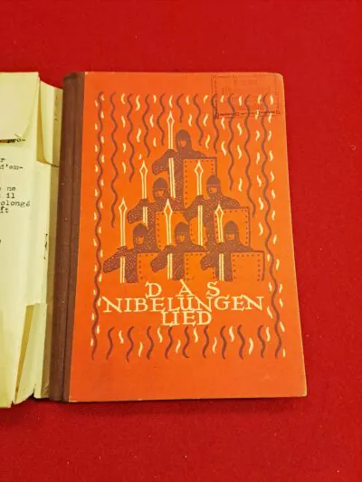 Livre Ancien “Die Nibelungen” (1924) – Édition Originale de Vienne – Illustré par Otto Schubert – Rare Variante avec Tampon Éditeur + Protège-livre Historique TSF (1938)